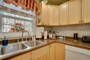 Enchanted Forest Cottage w Hot Tub!