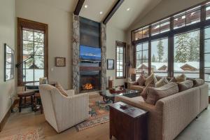Gondola Getaway- Ski-in Ski-out - Luxury 4 BR, Private Hot Tub, HOA Amenities