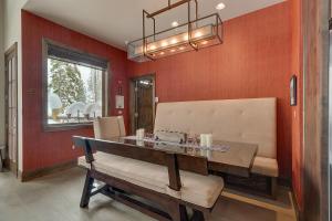 Gondola Getaway- Ski-in Ski-out - Luxury 4 BR, Private Hot Tub, HOA Amenities