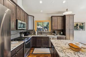 Graystone Retreat - Modern Retreat w Hot Tub & HOA Amenities