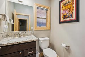 Graystone Retreat - Modern Retreat w Hot Tub & HOA Amenities