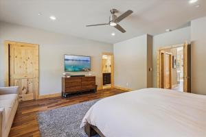 Graystone Retreat - Modern Retreat w Hot Tub & HOA Amenities