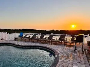 Gorgeous vacation home on the water with heated pool and sand! - Hernando Beach