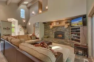 High Sierra at Dollar Point - Private Hot Tub, Close to Ski Resorts, Pet Friendly! - Carnelian Heights