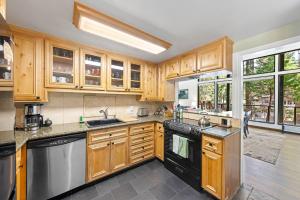 Ellis Peak Retreat - Hot Tub, Wood Fireplace, Close to Tahoe City & Dining