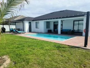 Casa Sevilla, heated pool, sleeps 9, 4B3B - 蓬塔戈尔达