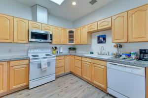 Eloy Vacation Rental with Community Pool and Courtyard