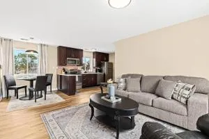 New! Modern Upper Flat near Downtown Roseville - 罗斯维尔