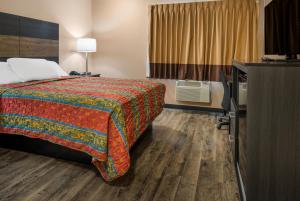 Queen Room - Non-Smoking room in Knights Inn Grand Rapids East Airport