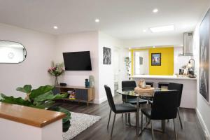 City Centre Unit Overlooking Ryrie Street!