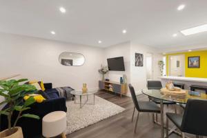 City Centre Unit Overlooking Ryrie Street!
