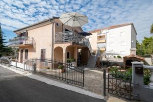 Apartments by the sea Starigrad, Paklenica - 21824 