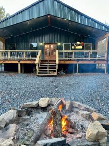 Livin on the Edge Cabin in Albert Pike, Beautiful!