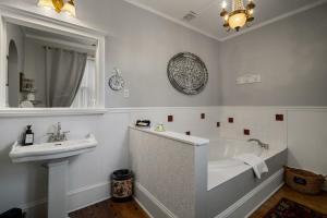 Deluxe Queen Room room in The Inn on Front Street