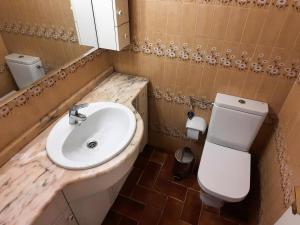 Apartamento Espacioso en Llançà Cerca de la Playa con Terraza y Acepta Mascotas - ES-170-39