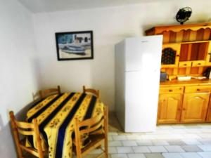 Villa Mitoyenne Calme avec Piscine, Clim et Parking pour 4 Pers. - FR-1-607-179