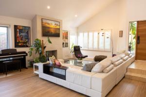 Resort Style home close to the Beach with Pool, Sauna and Pizza Oven