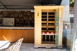 Resort Style home close to the Beach with Pool, Sauna and Pizza Oven