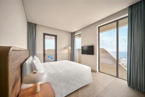 Căn Hộ Loại Sang 2 Phòng Ngủ Hướng Đại Dương có Ban Công (2-Bedroom Deluxe Ocean View Residence with Balcony)