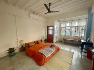 Baan KhaoSoi - Private room in a rooftop hostel 3rd floor - Khlong San