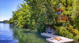Détente au Bord de lEau - Le Chalet du Carla avec Spa et Ponton Privé