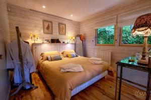 Détente au Bord de lEau - Le Chalet du Carla avec Spa et Ponton Privé