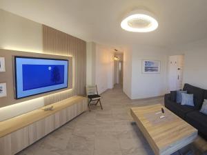 Symphony Sunrise, with stunning sea views and short walk to the beach BY NAMASTE ELITE