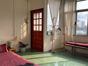 Baan KhaoSoi - Private room in a rooftop hostel 4th floor