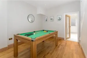 Flatzy - Stunning Home by Lark Lane with Pool Table - Bromborough