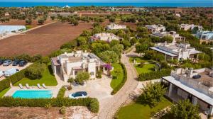 HelloApulia Family Villa with Pool, Lush Garden & BBQ - Near the Beache