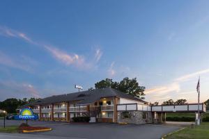 Days Inn by Wyndham QueensburyLake George