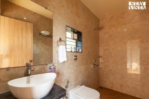 Golden Sunsets by StayVista - Refreshing pool, serene lawn - your tranquil retreat