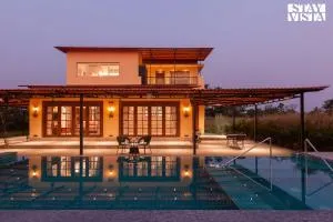 Golden Sunsets by StayVista - Refreshing pool, serene lawn - your tranquil retreat - Belkāde