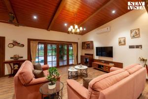 Golden Sunsets by StayVista - Refreshing pool, serene lawn - your tranquil retreat