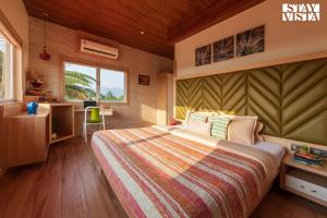 Golden Sunsets by StayVista - Refreshing pool, serene lawn - your tranquil retreat