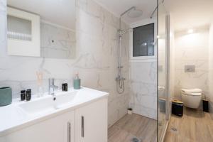 City Chic Apartment with Park View