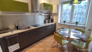 Be my Guest - Krucza Elegant Apartment - Rondo de Gaullea Center of Warsaw Metro Wi-Fi Breakfast