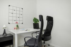 Home Office - 2-Bedroom Apartment Corpo-Stay in Kraków by Noclegi Renters