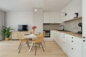 Elegant Apartment for 4 with Parking in Poznan by Noclegi Renters