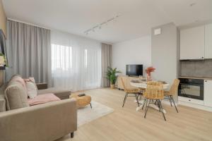 Elegant Apartment for 4 with Parking in Poznan by Noclegi Renters