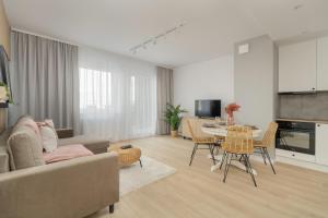 Elegant Apartment for 4 with Parking in Poznan by Renters
