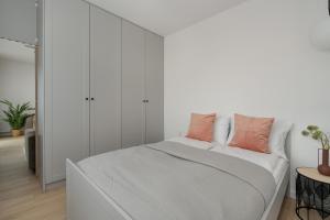 Elegant Apartment for 4 with Parking in Poznan by Noclegi Renters