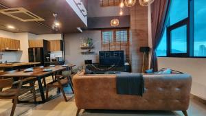 Luxury Duplex Suite 4 pax Netflix Wifi Selayang KL