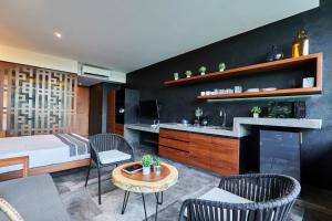 James Bond - Centric studio & Private Plunge Pool & Beach club access