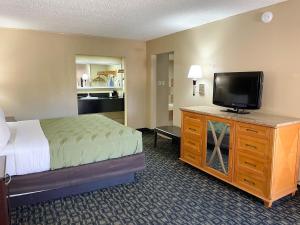 King Room with Roll-in Shower - Disability Access - Non-Smoking room in Quality Inn & Suites North Richland Hills