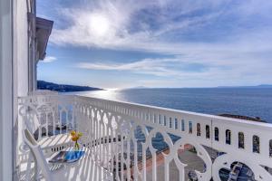 Camera Matrimoniale con Balcone e Vista Mare