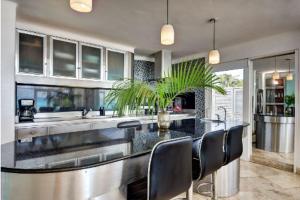 Casa de Playa- transportation & cooks included!