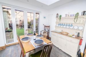 2-Bedroom Stylish, Cosy & Bright Cottage, Pet Friendly, Sleeps 5, Titchfield Village - by Blue Puffin Stays