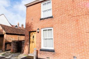 2-Bedroom Stylish, Cosy & Bright Cottage, Pet Friendly, Sleeps 5, Titchfield Village - by Blue Puffin Stays