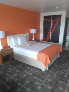 Queen Room - Non-Smoking room in Howard Johnson by Wyndham Roseburg